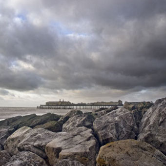 Photograph of Hastings Pier and Rocks by Hastings photographer Jon Wilhelm